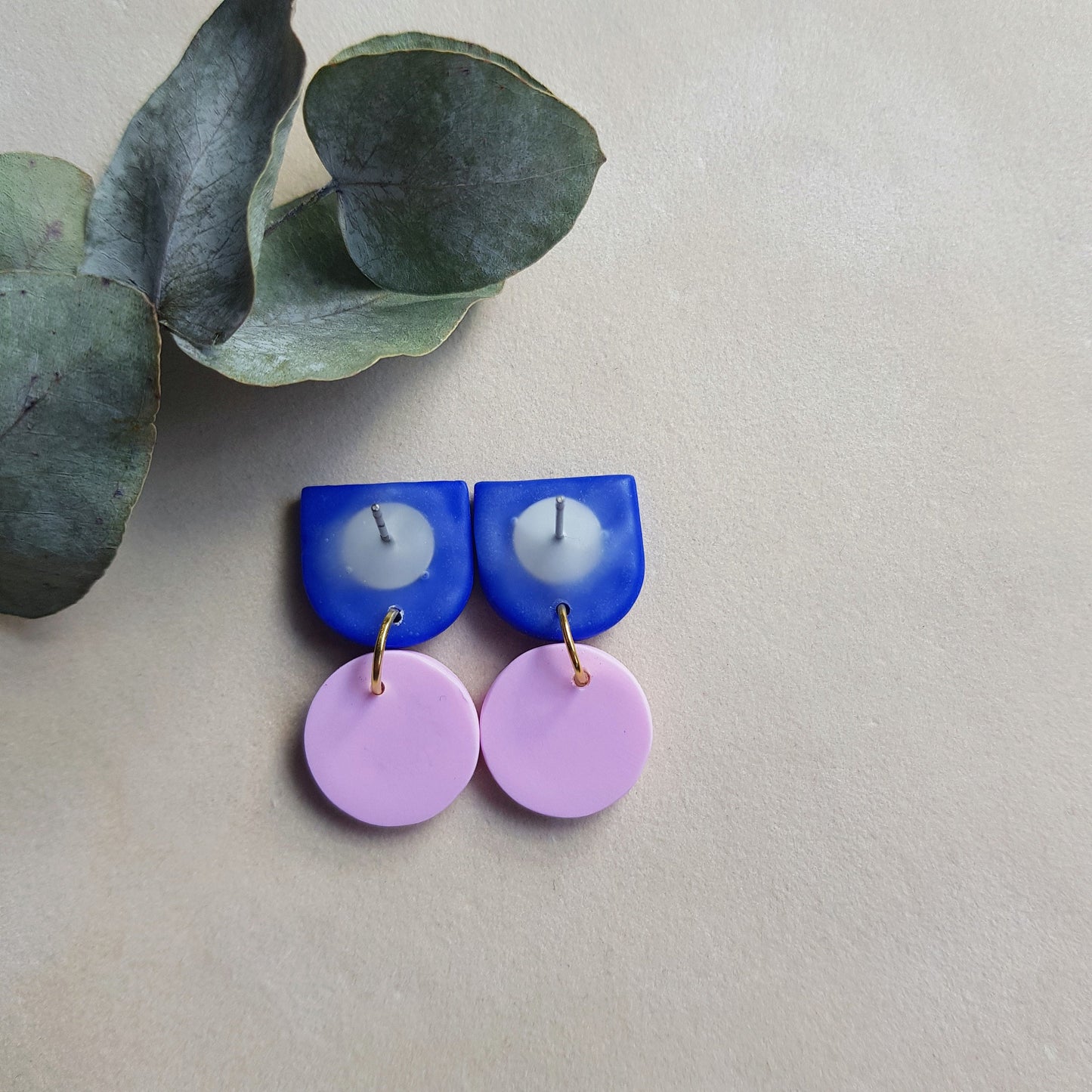 Hängende Ohrringe in Blau und Rosa