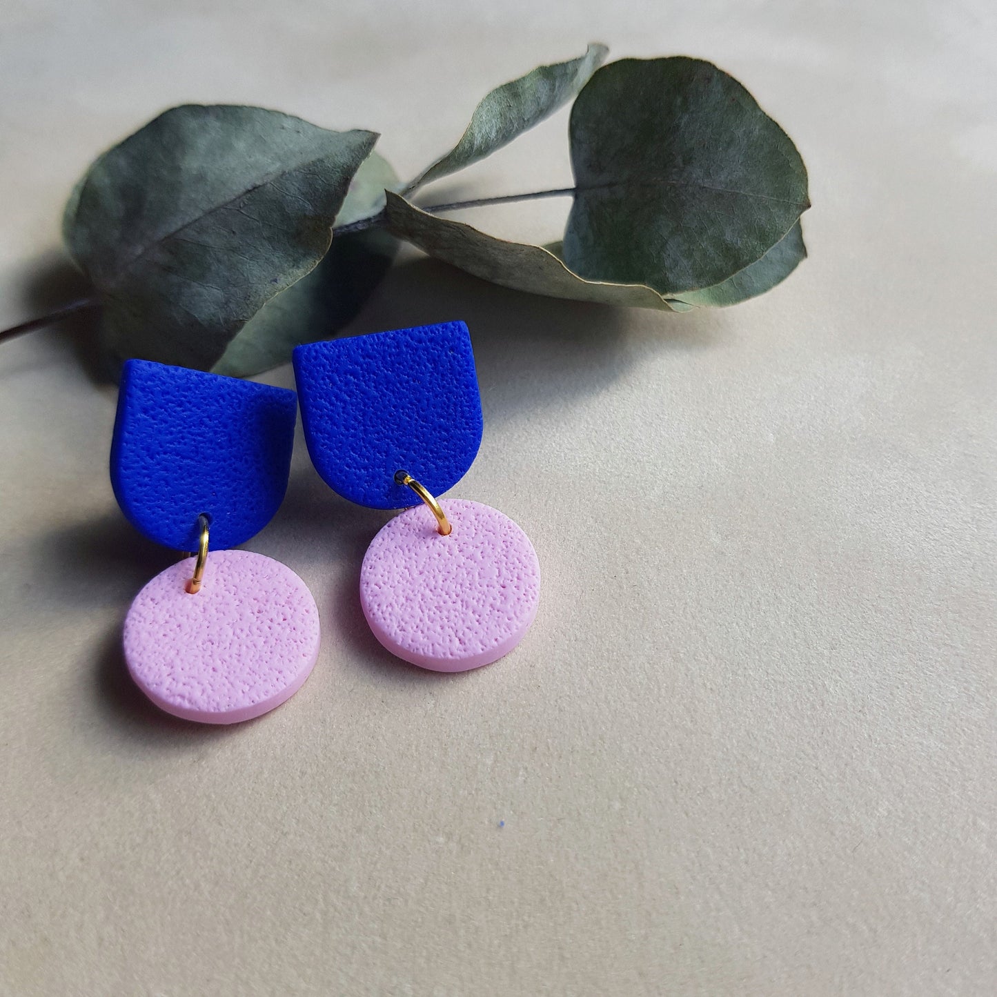 Hängende Ohrringe in Blau und Rosa