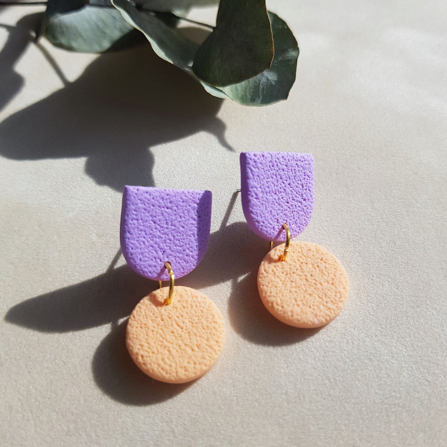 Hängende Ohrringe in Flieder und Apricot