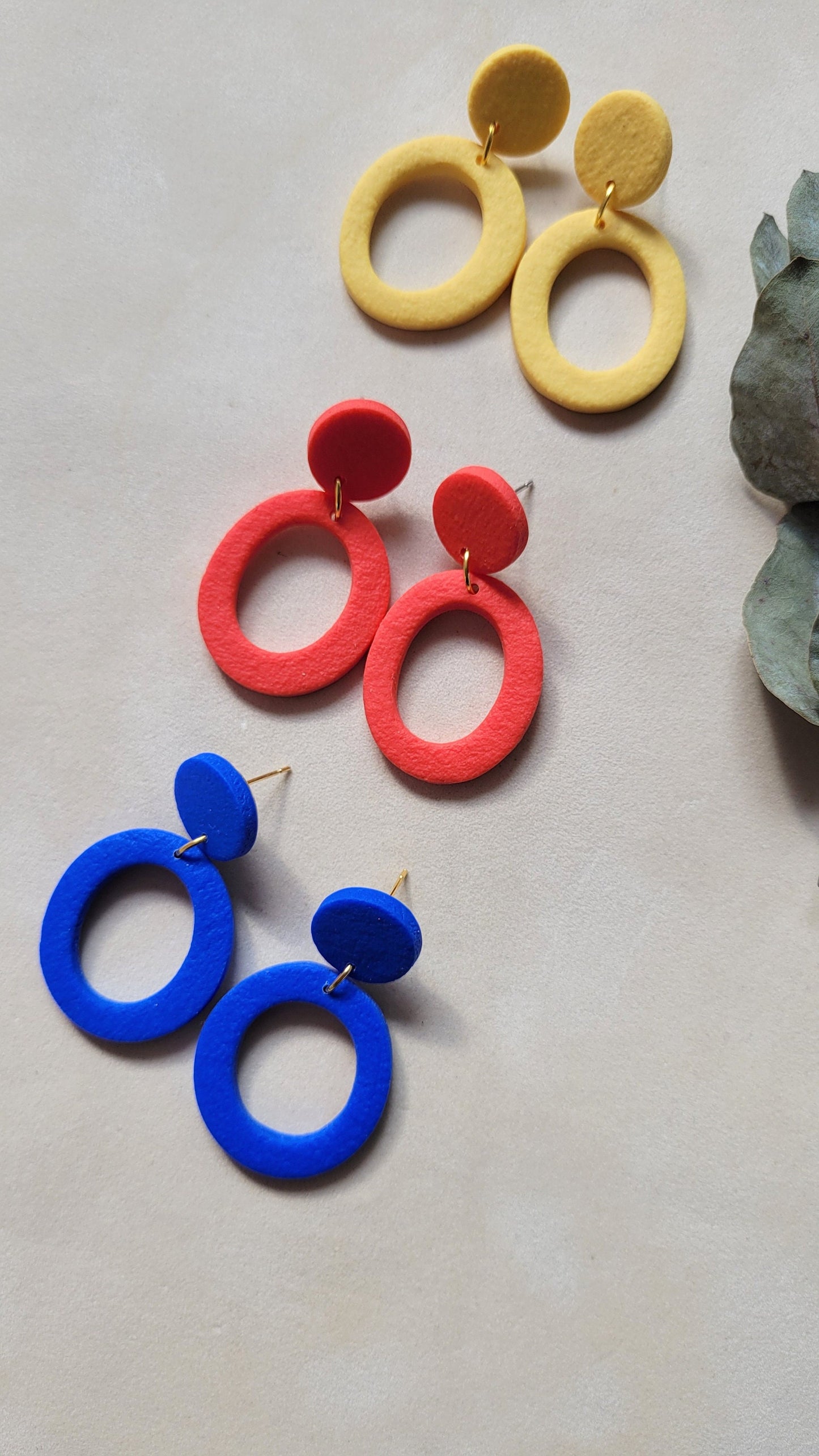 Hängende Ohrringe in Blau