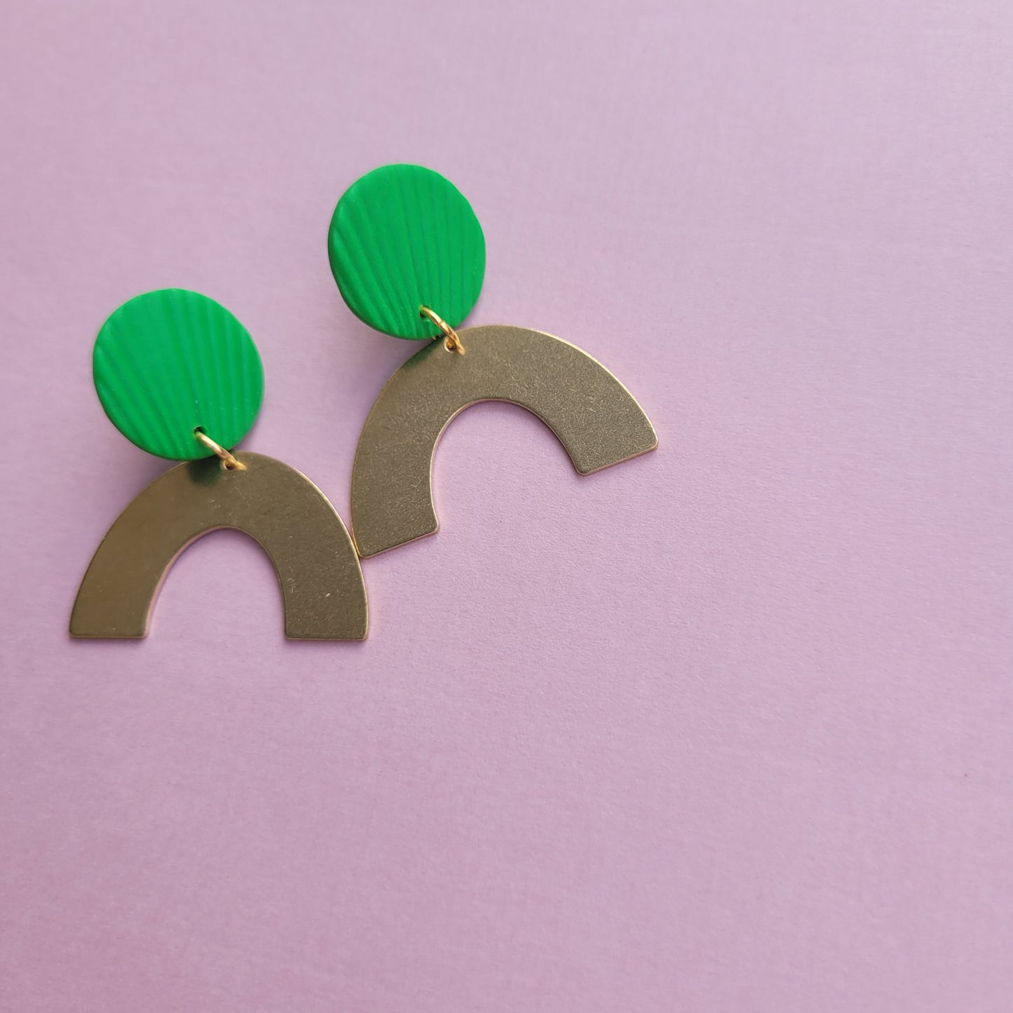Geometrische Statement Ohrringe in knalligem Grün mit Messinganhänger