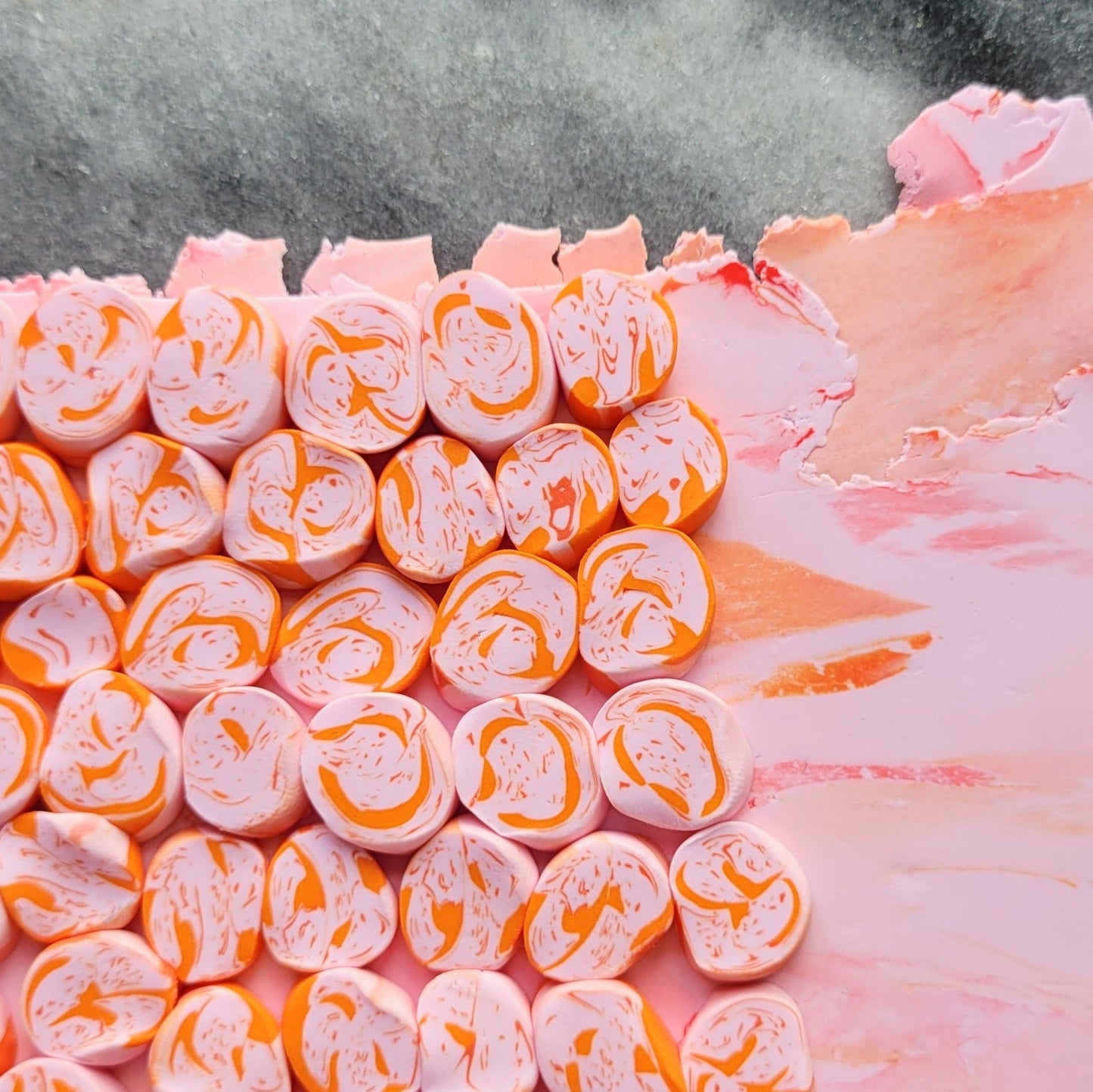 Creolenanhänger aus Ton in rosa und orange - 90s Vibes