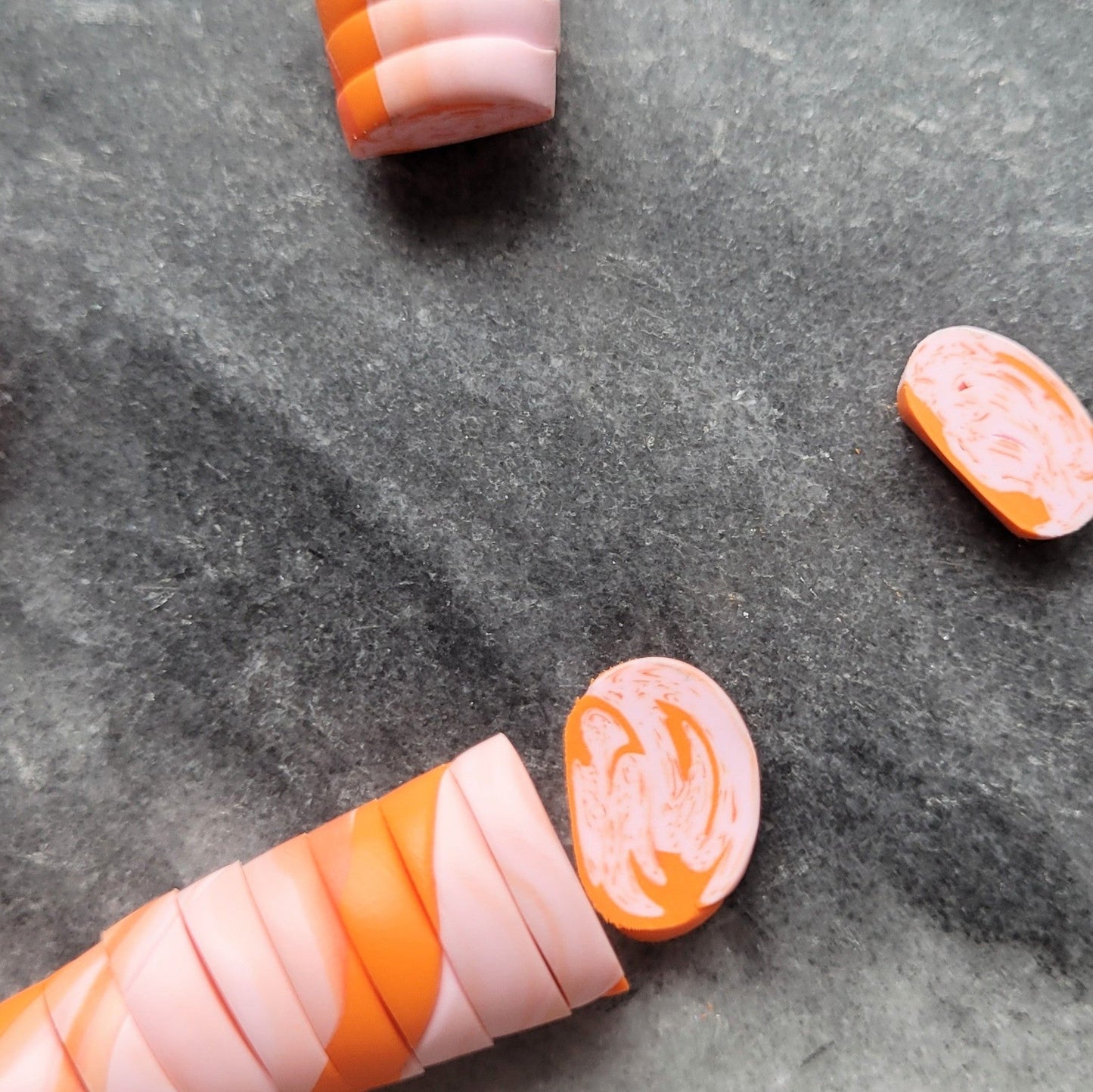 Creolenanhänger aus Ton in rosa und orange - 90s Vibes