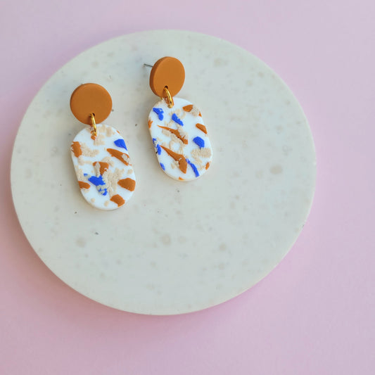 Terrazzo Ohrringe in Terrakotta, Beige, Blau und Weiß