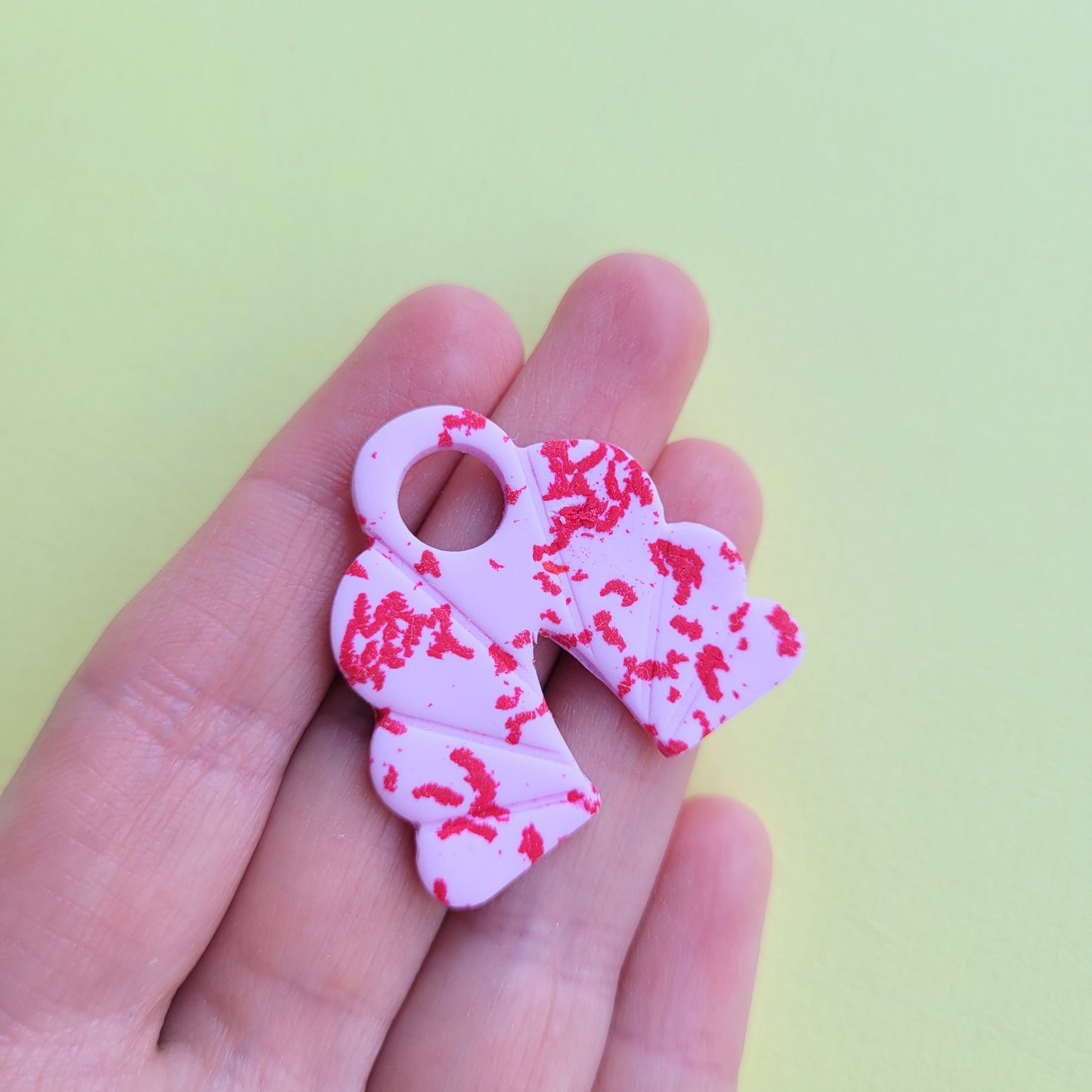 Wechselanhänger in Rosa mit rotem Terrazzo-Muster