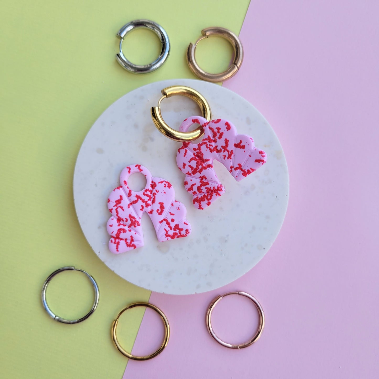 Wechselanhänger in Rosa mit rotem Terrazzo-Muster