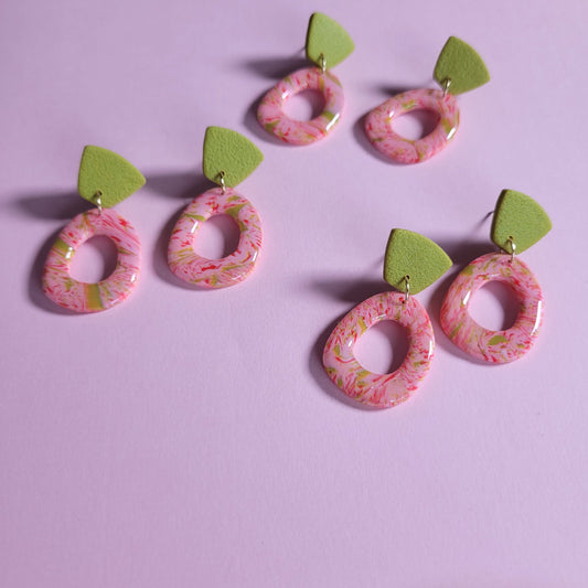STRAWBERRY MATCHA – Zweiteilige Ohrringe in Rosa, Rot & Matchagrün mit Glanzfinish