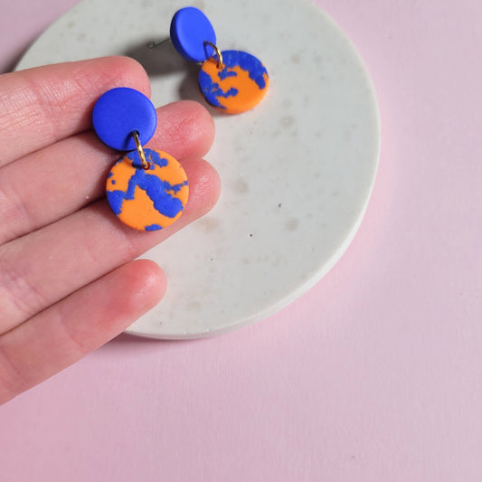 TERRAZZO MINI BOLD – Kleine Ohrringe in Kobaltblau & Orange mit Terrazzo-Element
