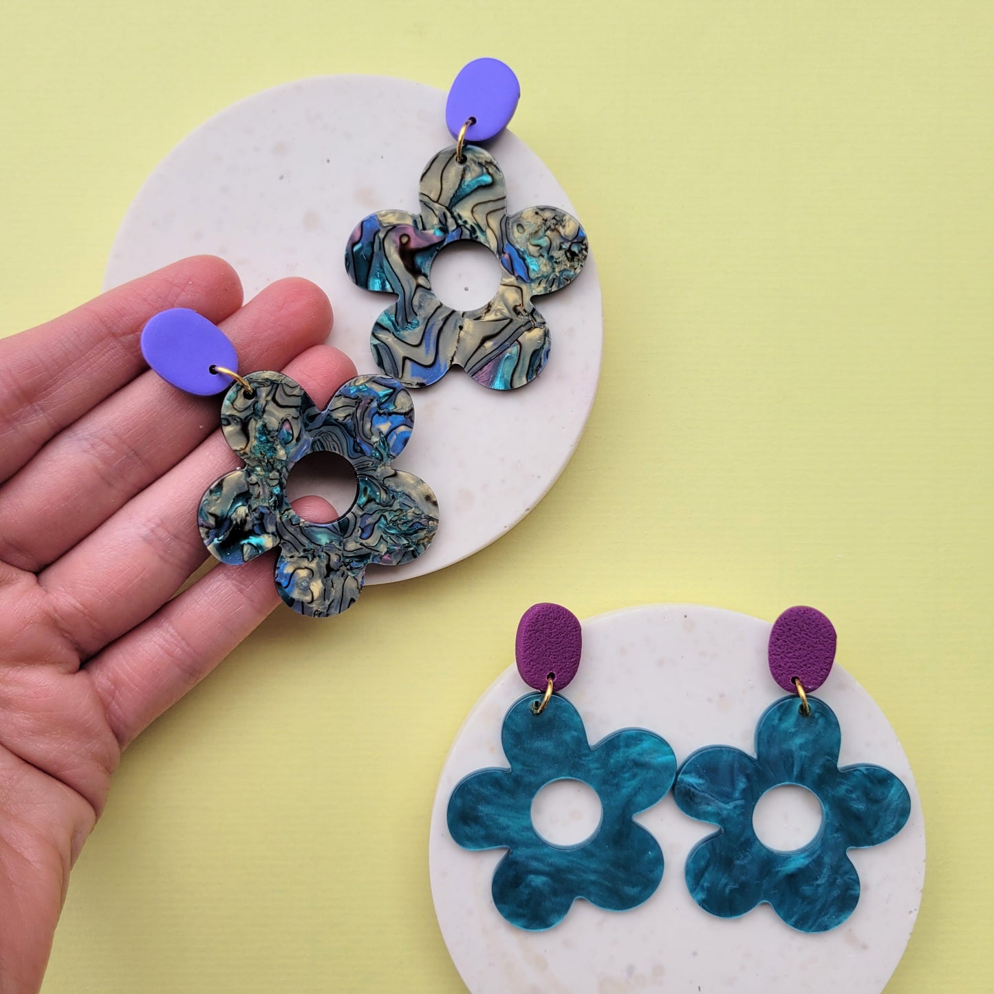Ohrringe mit Acryl-Blume & Polymer Clay Element