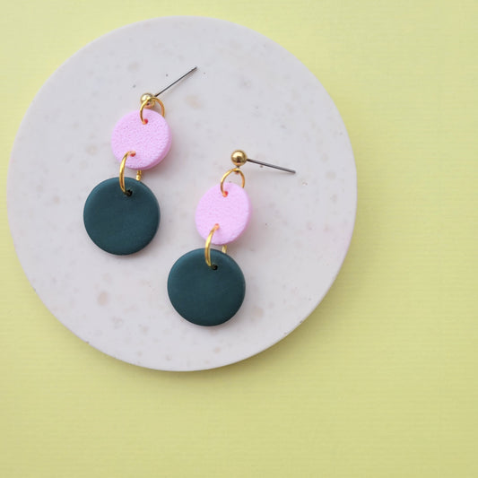 Hängende Ohrringe in Rosa und Waldgrün mit Kugelstecker in Gold