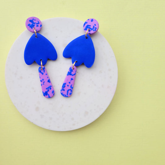 Verspielte Statement-Ohrringe in Beere & Blau mit floraler Form
