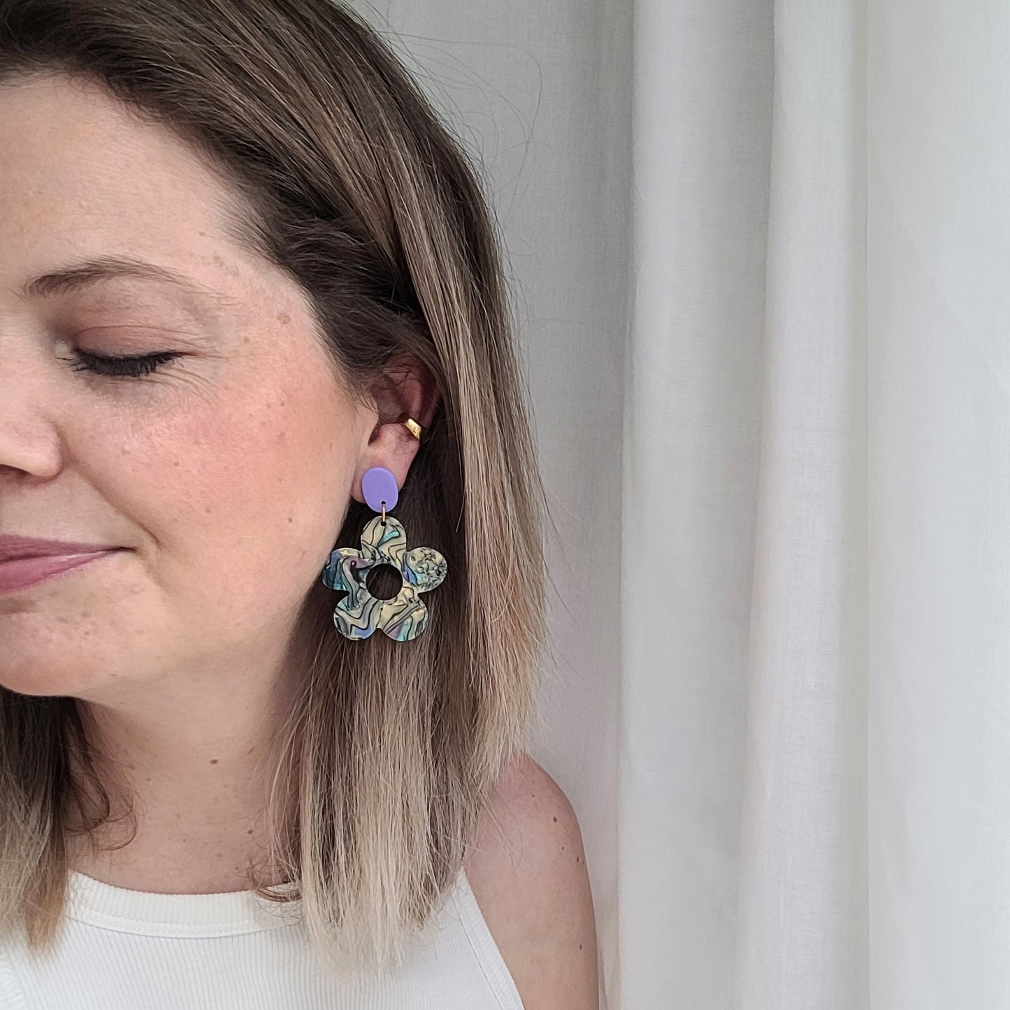 Ohrringe mit Acryl-Blume & Polymer Clay Element