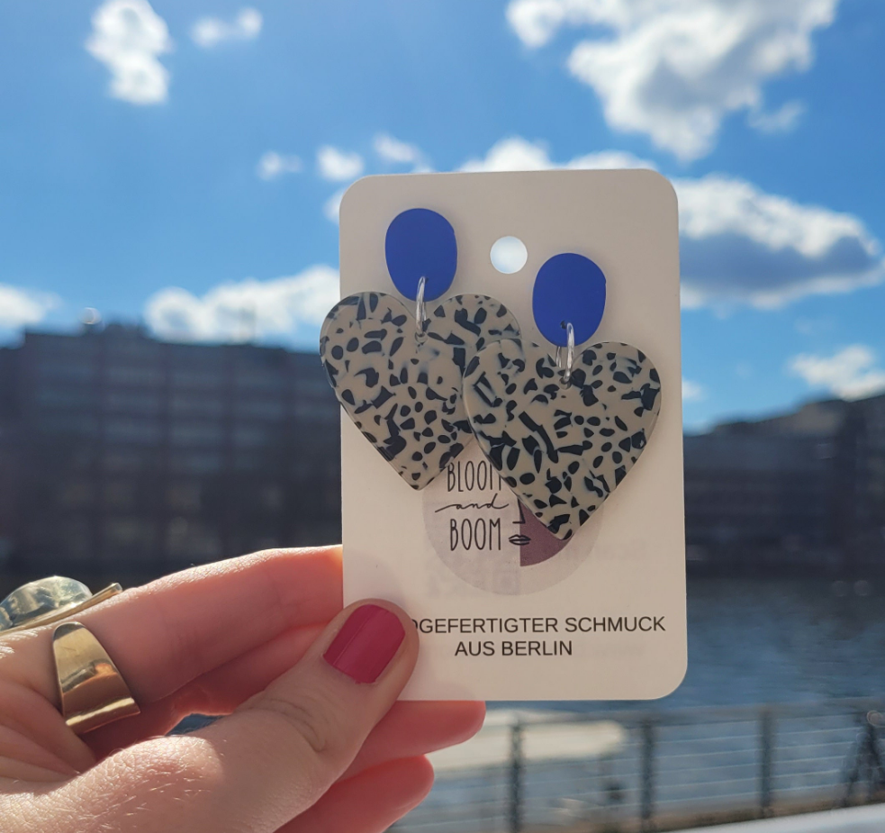 Große Herzohrringe in Beerenton und Leooptik