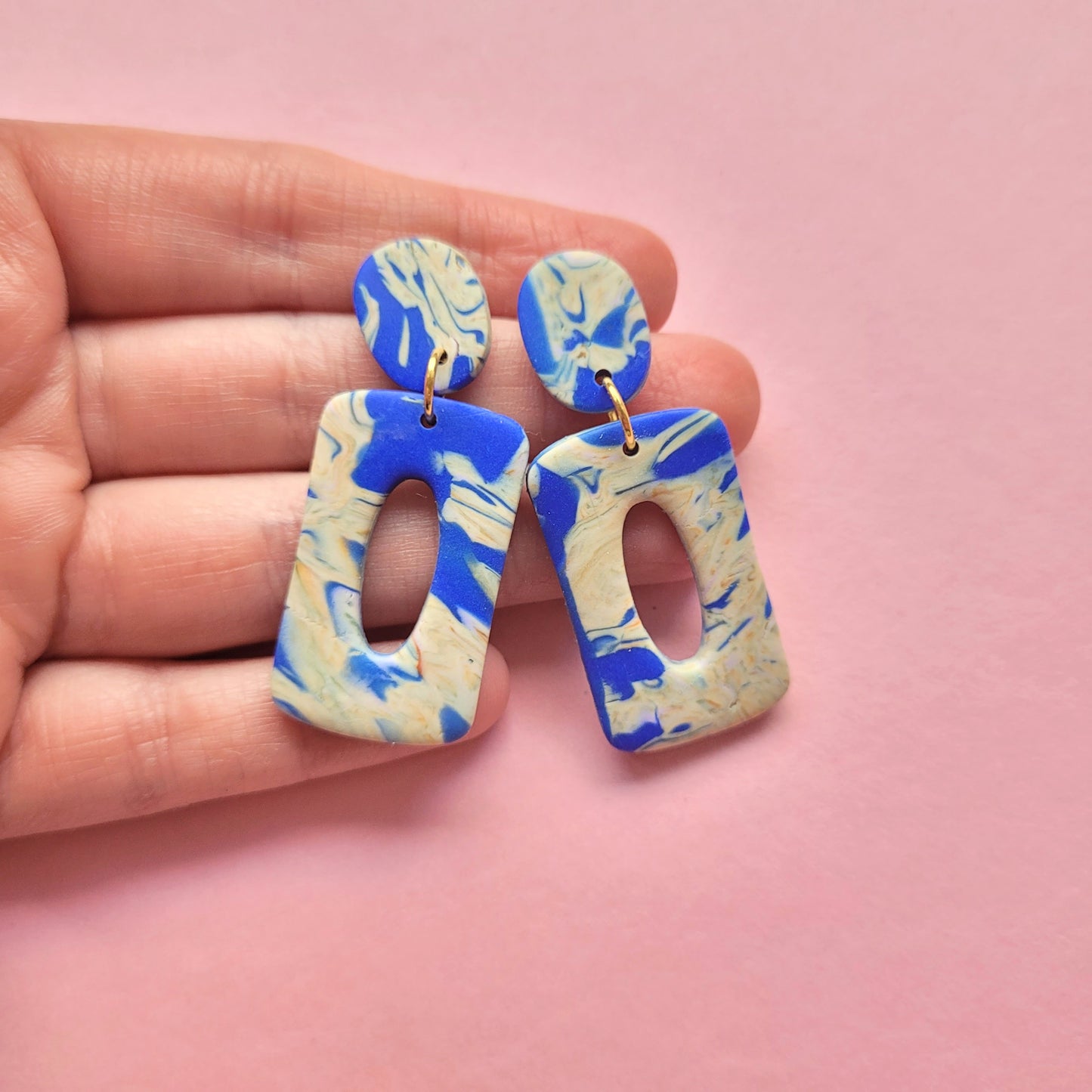 Ohrringe aus Polymer Ton Blau Creme Muster
