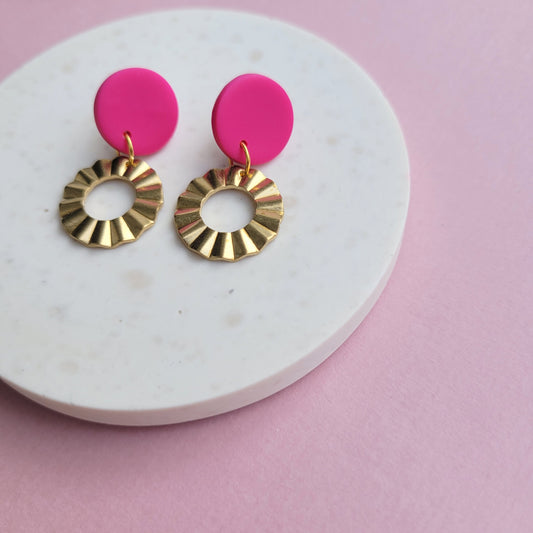 Hängende Ohrringe in Pink mit Messinganhänger