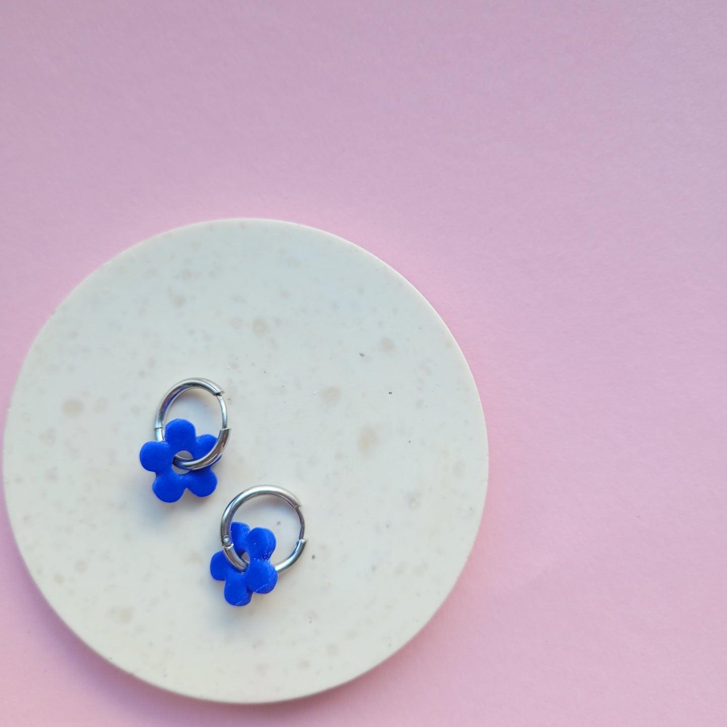 Blumenohrringe Kobaltblau – Handgemachte Mini-Blüten mit Edelstahl-Creolen in Silber oder Gold
