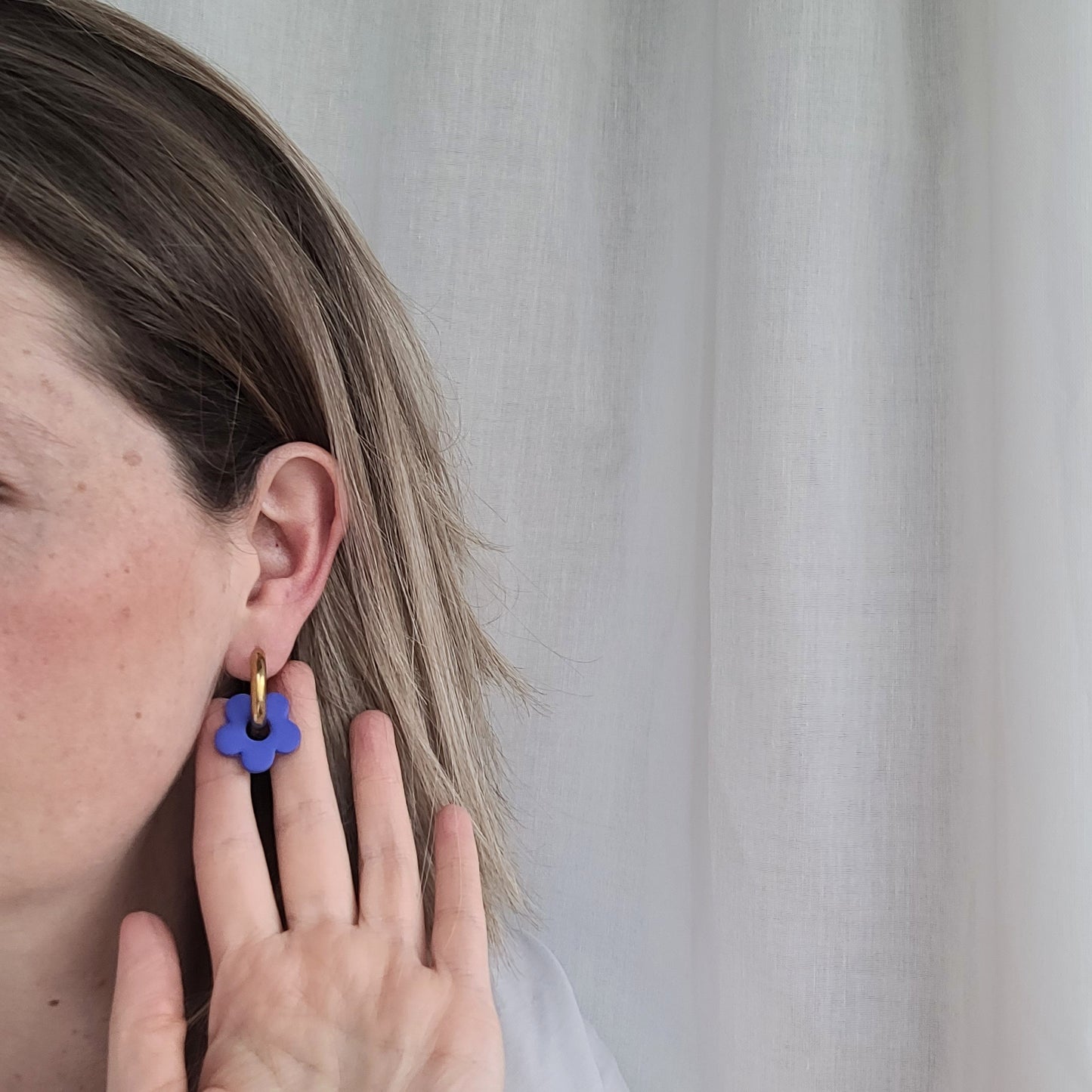 Wechselanhänger für Creolen – handgemachte Blumen aus Polymer Ton in Kobaltblau