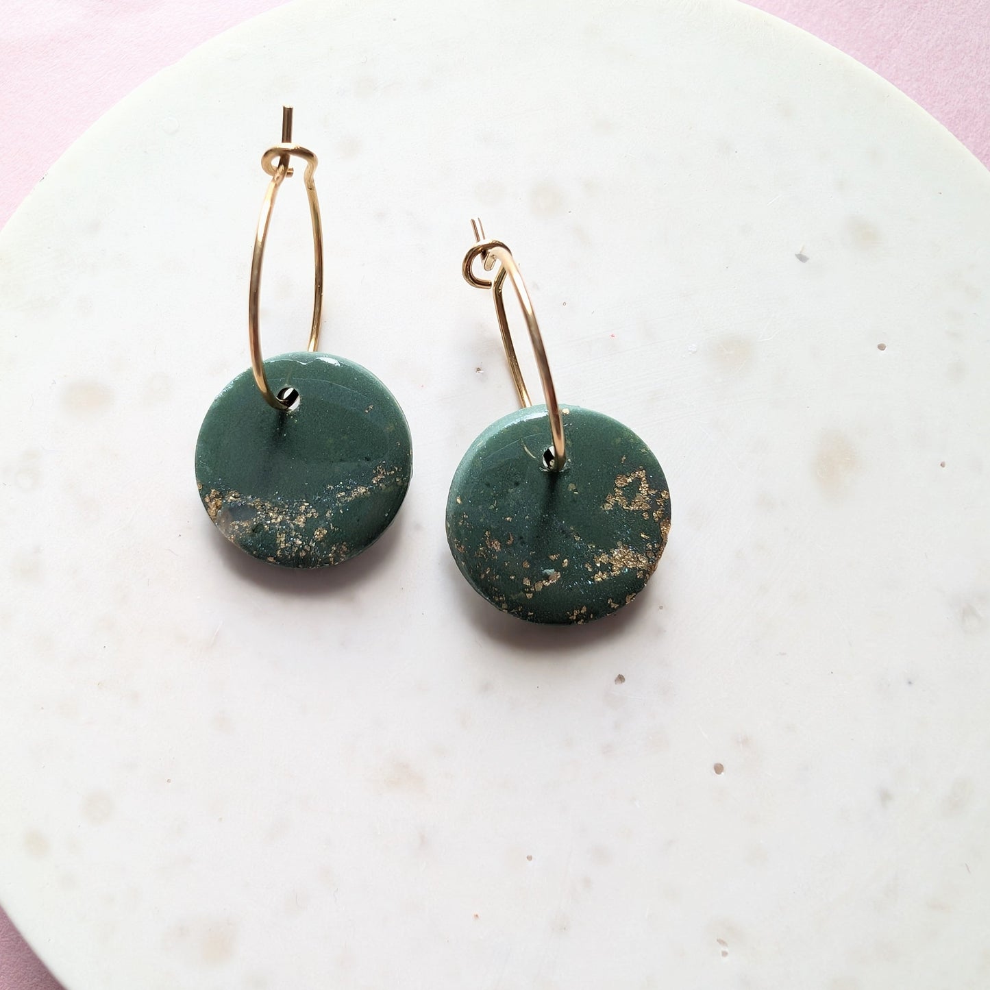 Edle Mini Hoops in Grün, Weiß und Gold - Merle