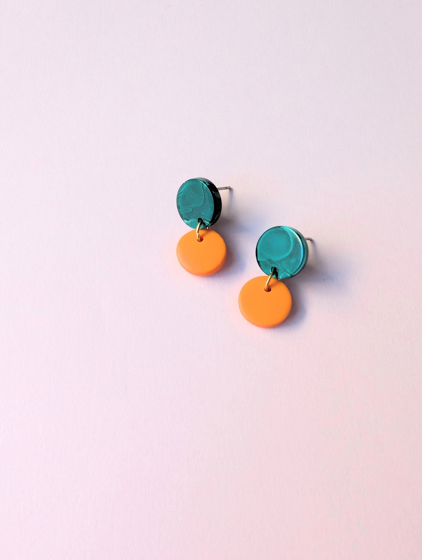 Kleine Ohrringe in Grün und Orange