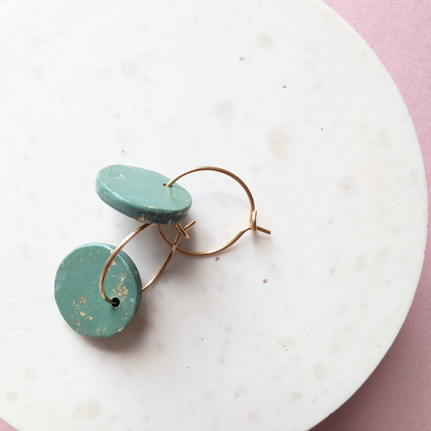 Edle Mini Hoops in Grün, Weiß und Gold - Merle