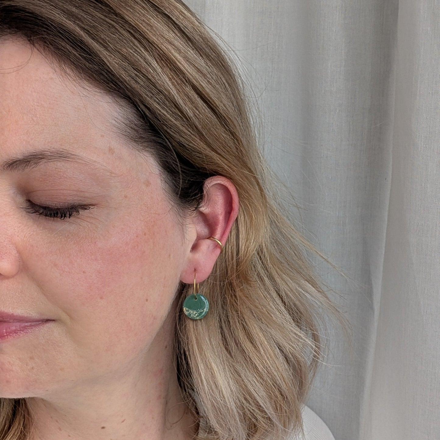 Edle Mini Hoops in Grün, Weiß und Gold - Merle