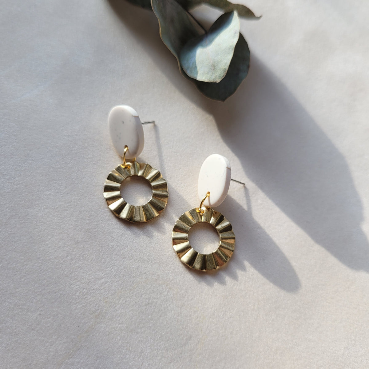 Hängende Ohrringe in Creme mit Messinganhänger
