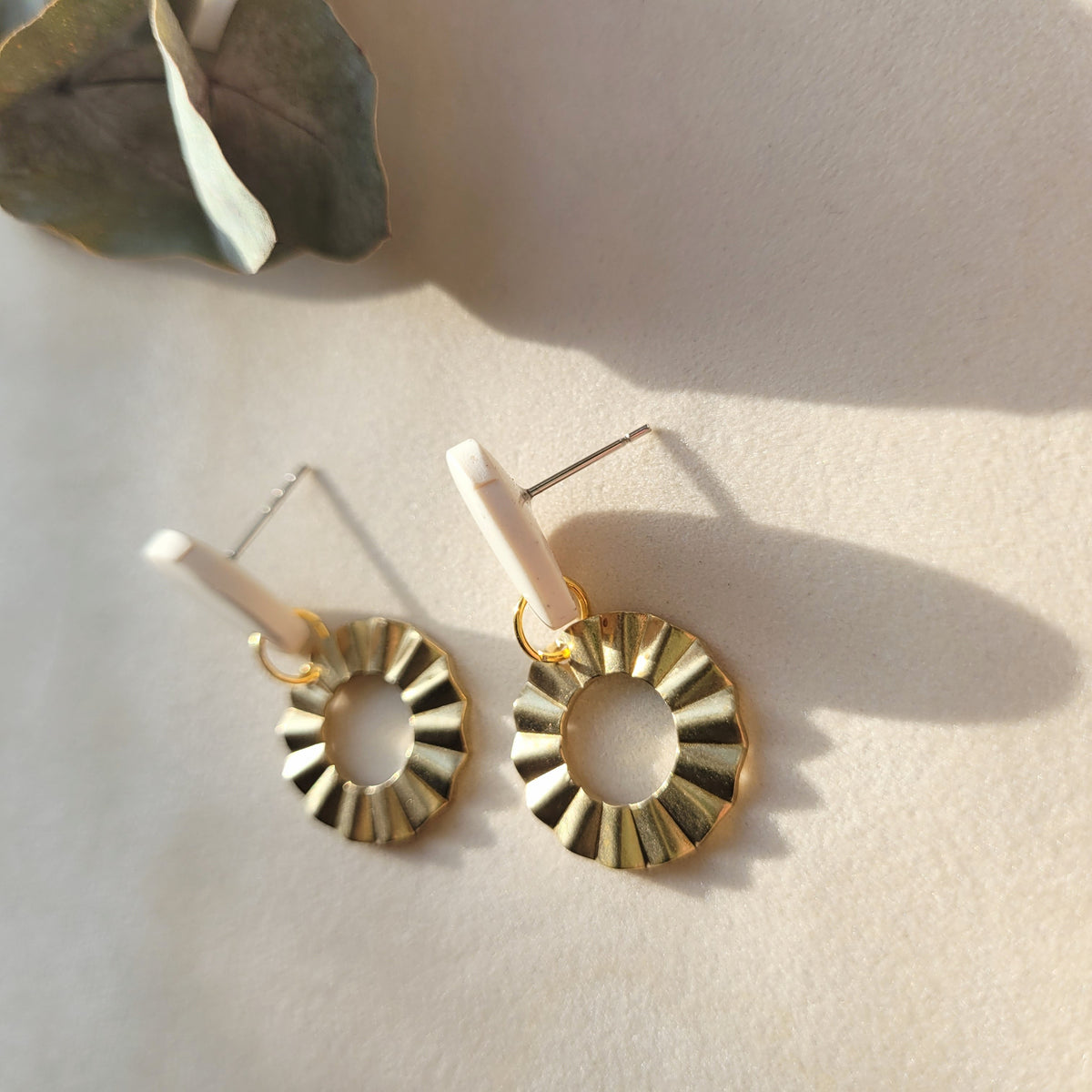 Hängende Ohrringe in Creme mit Messinganhänger