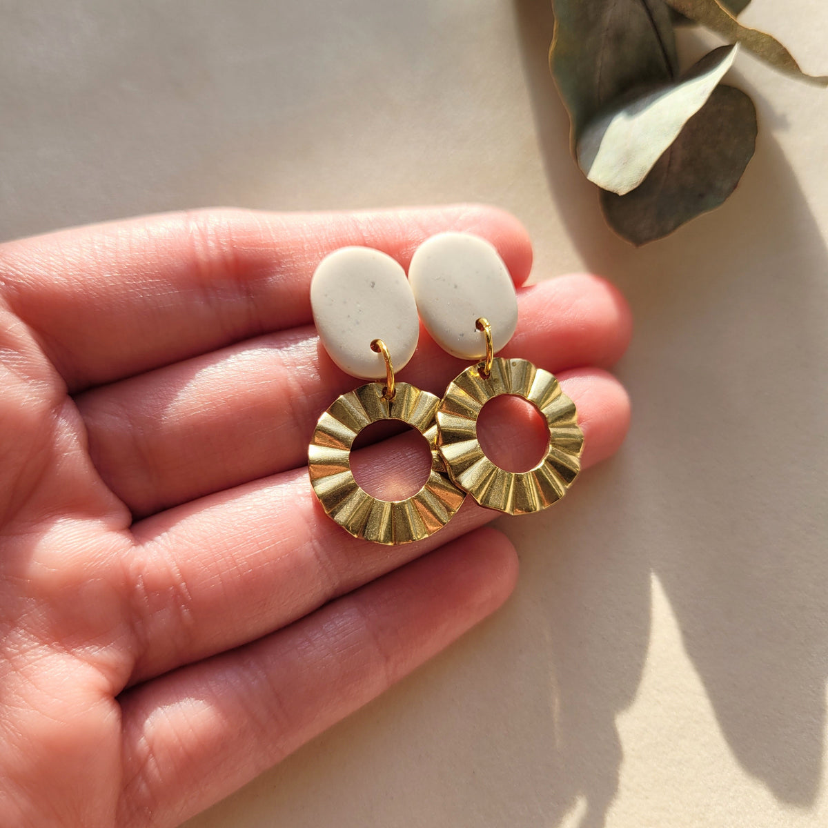 Hängende Ohrringe in Creme mit Messinganhänger