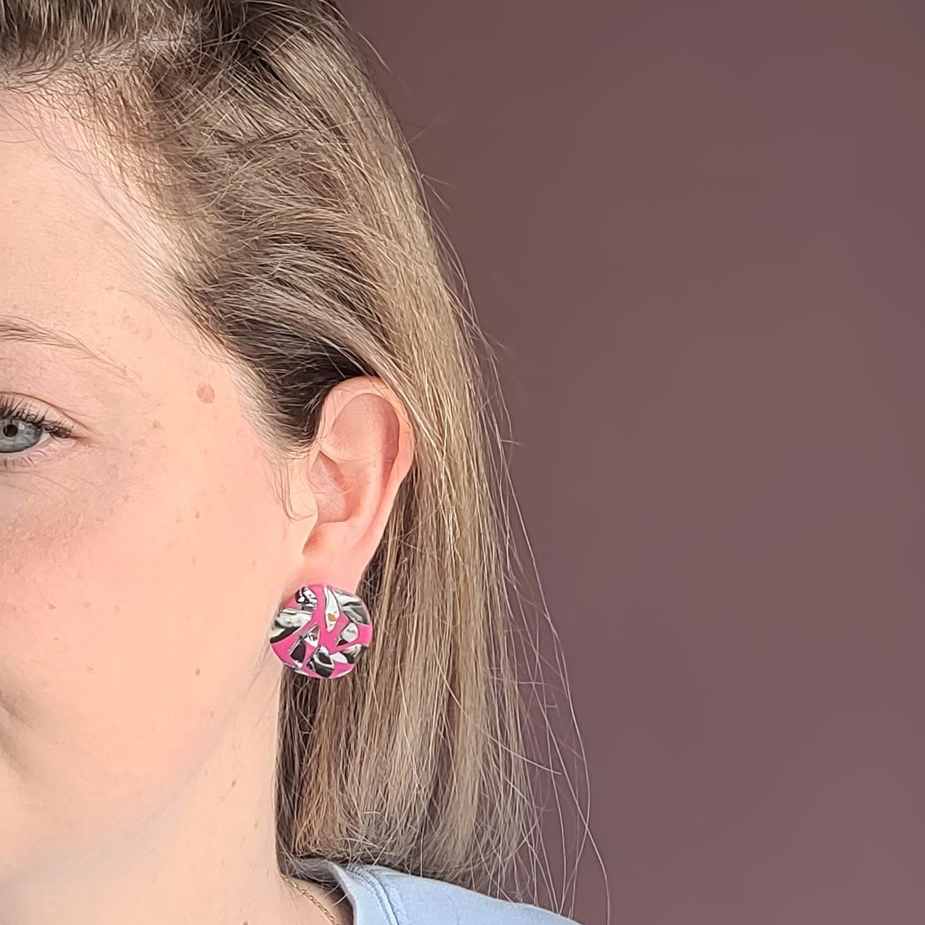 Ohrstecker in Pink mit auffälligem Muster aus Polymer Ton - In Handarbeit hergestellt