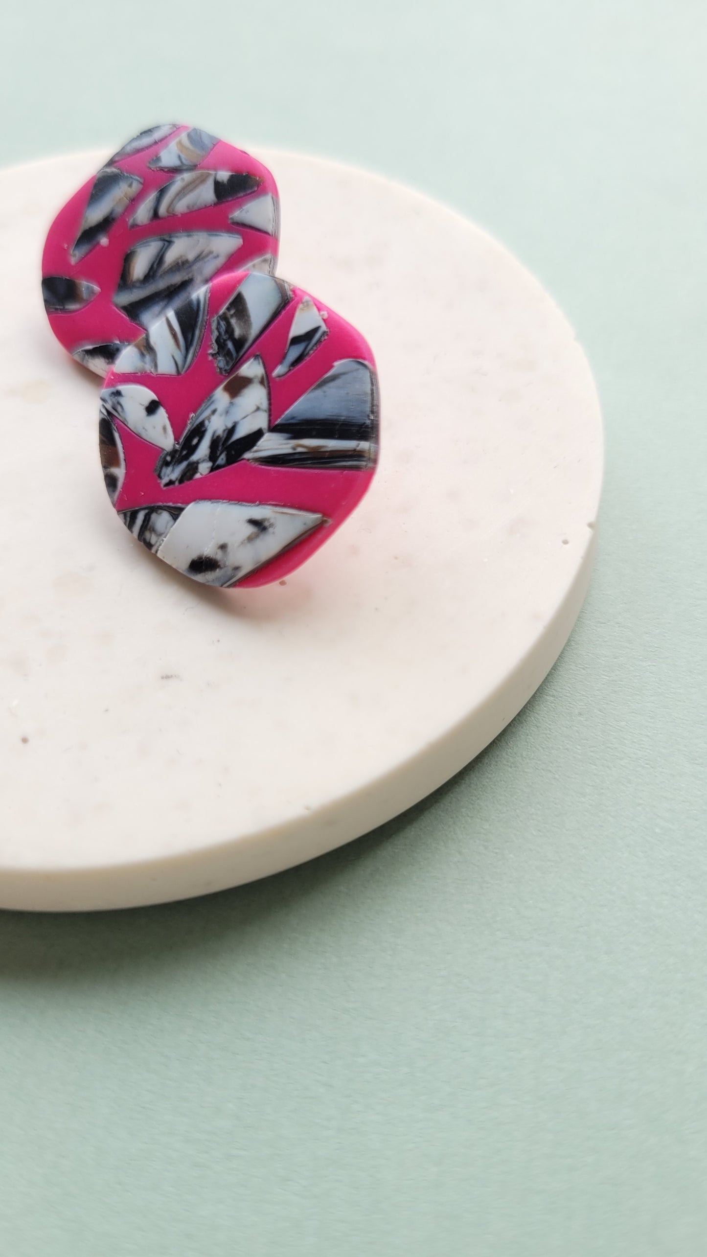 Ohrstecker in Pink mit auffälligem Muster aus Polymer Ton - In Handarbeit hergestellt