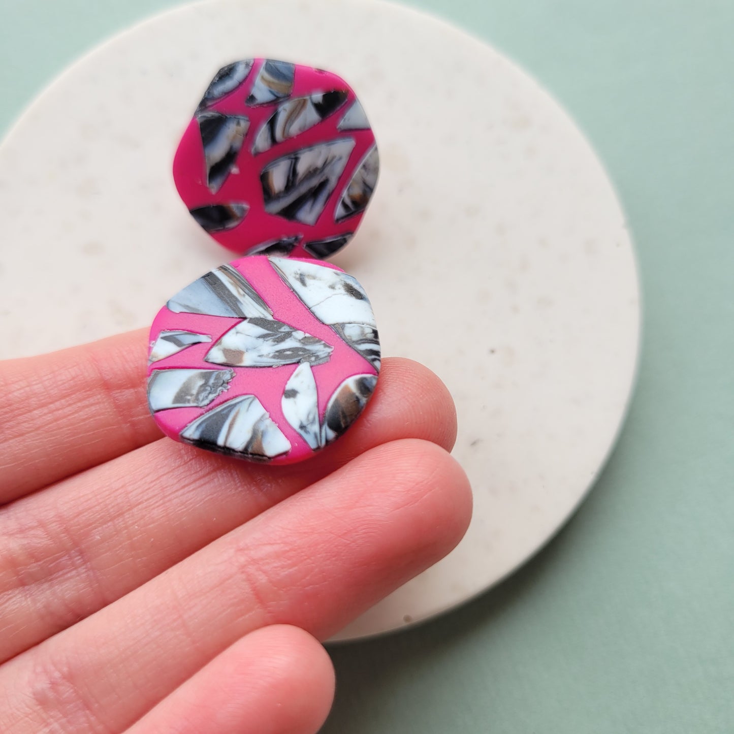 Ohrstecker in Pink mit auffälligem Muster aus Polymer Ton - In Handarbeit hergestellt