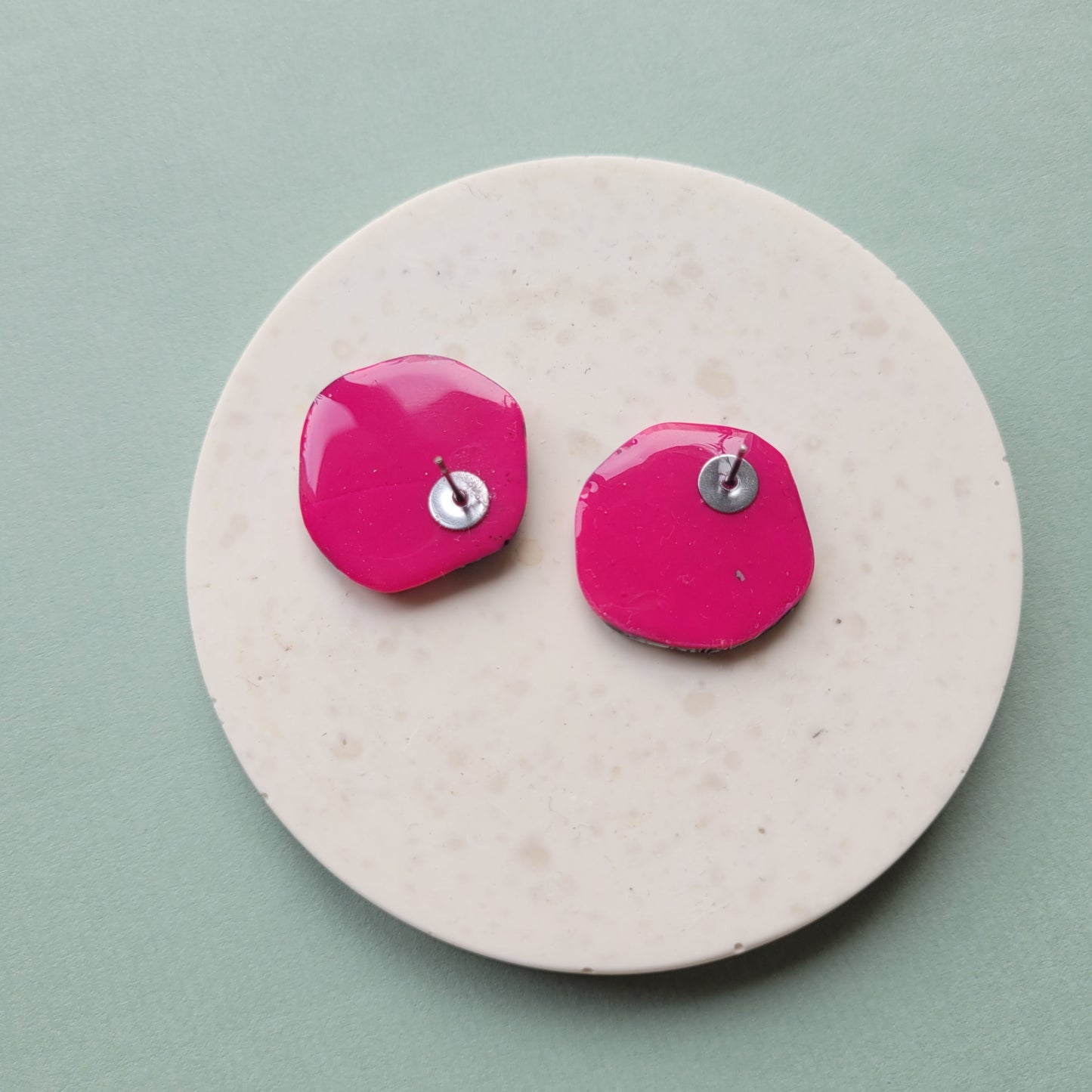 Ohrstecker in Pink mit auffälligem Muster aus Polymer Ton - In Handarbeit hergestellt