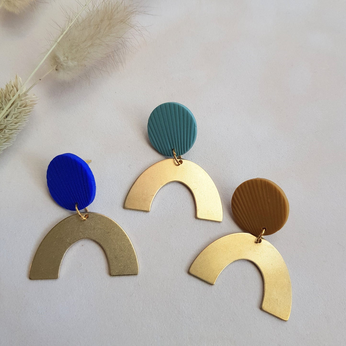 Geometrische Statement Ohrringe in Gold, Grün, Blau, Salbei mit Messinganhänger