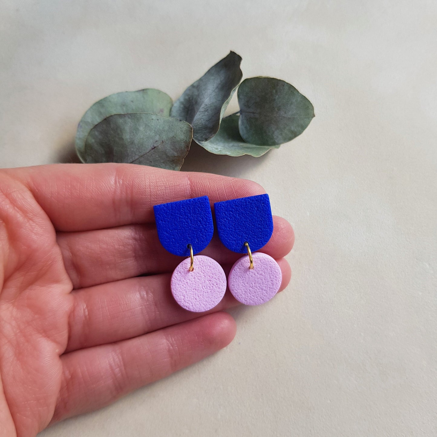 Hängende Ohrringe in Blau und Rosa