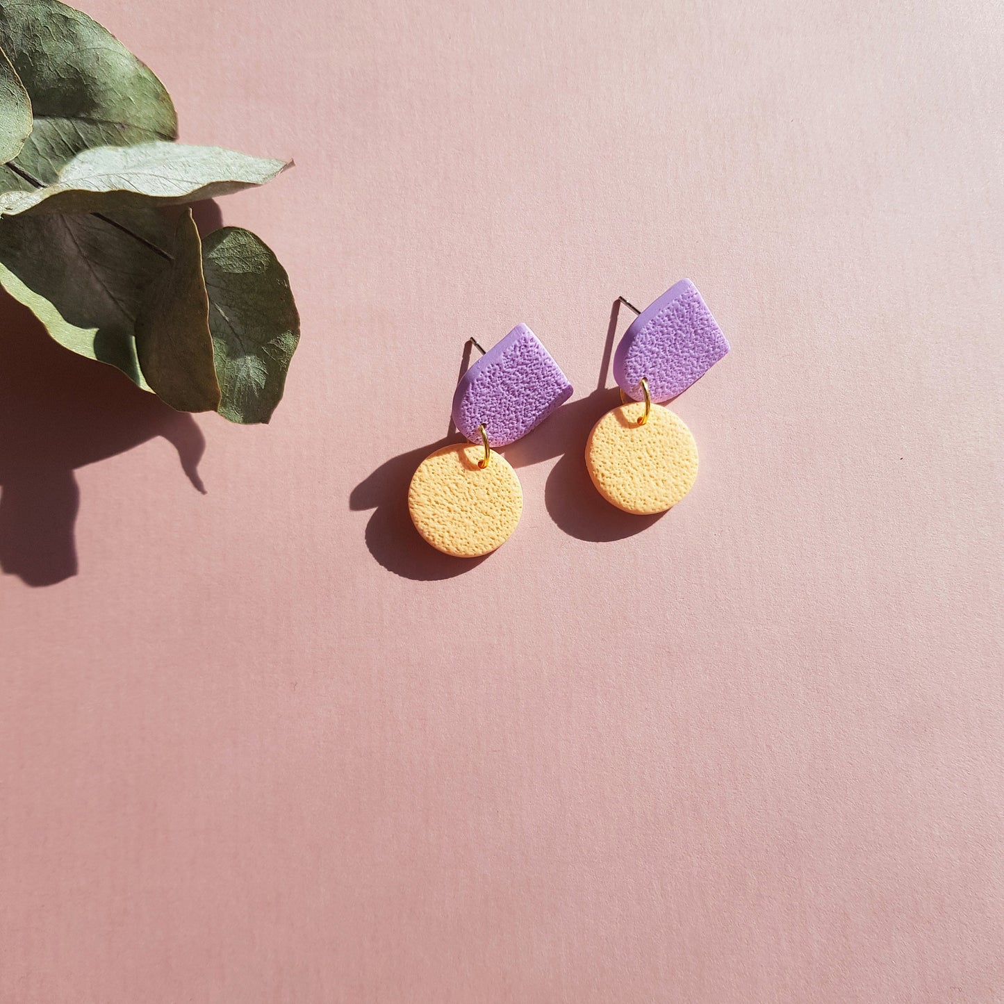 Hängende Ohrringe in Flieder und Apricot