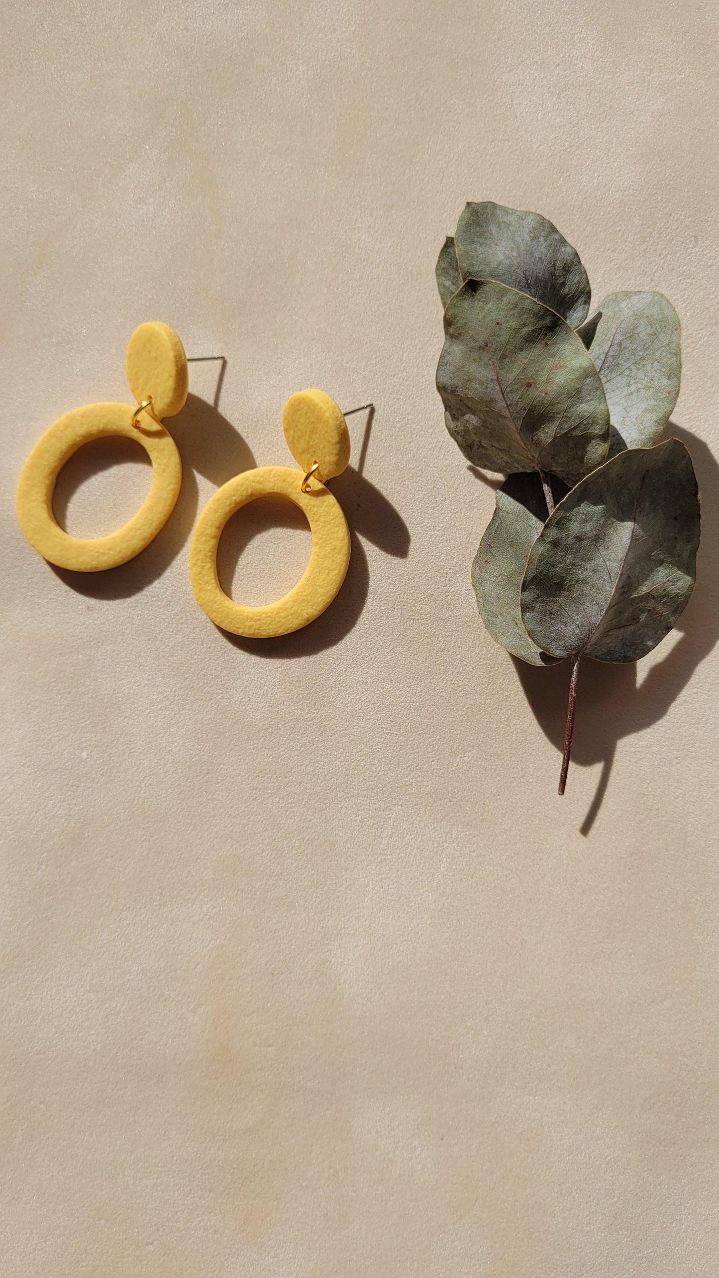 Hängende Ohrringe in Gelb