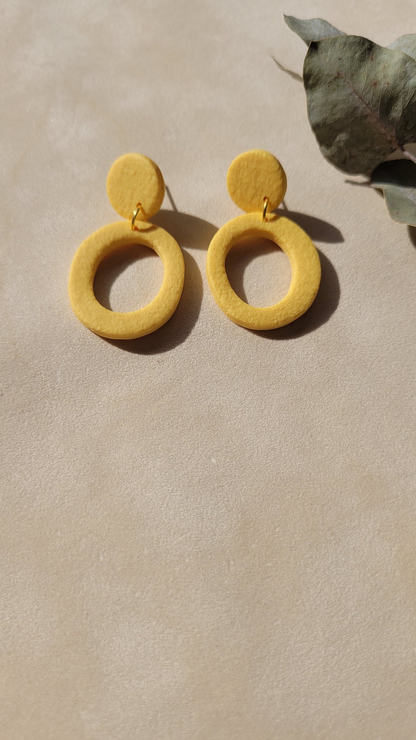 Hängende Ohrringe in Gelb