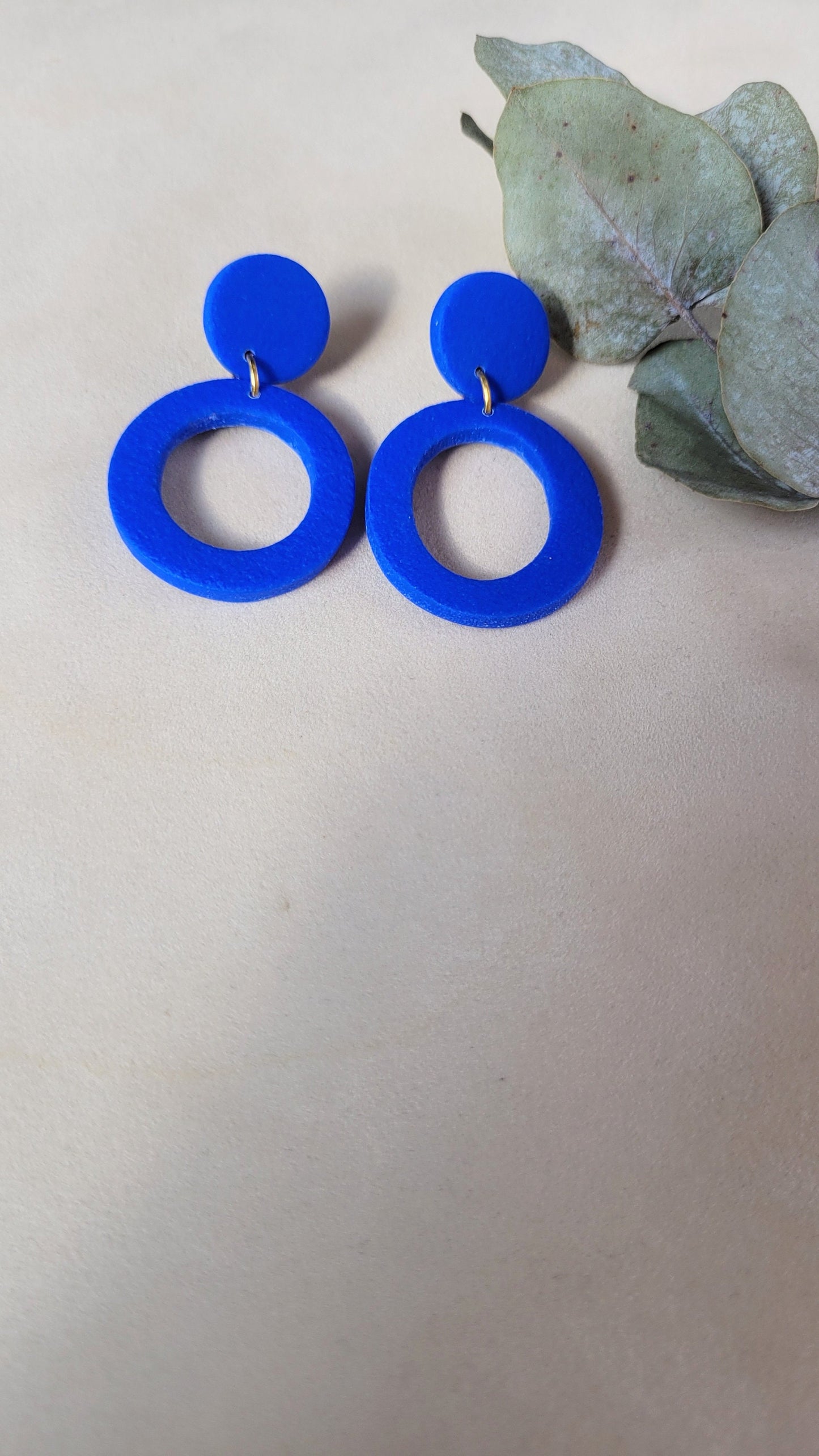 Hängende Ohrringe in Blau